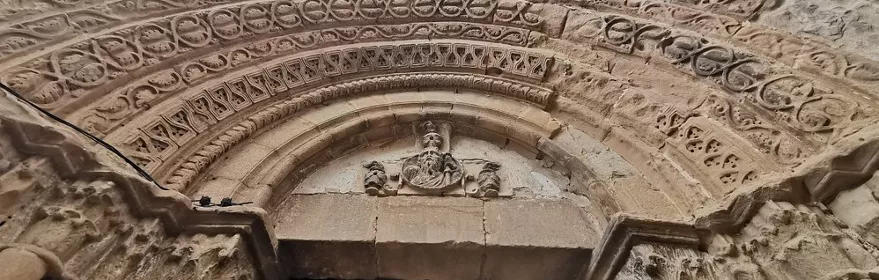 Arquivoltas talladas con motivos geométricos y vegetales.