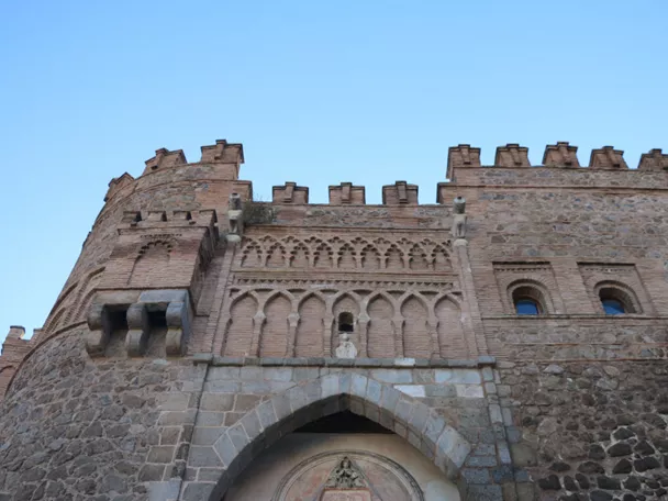 Puerta del Sol de Toledo con muralla mudéjar de ladrillo y piedra