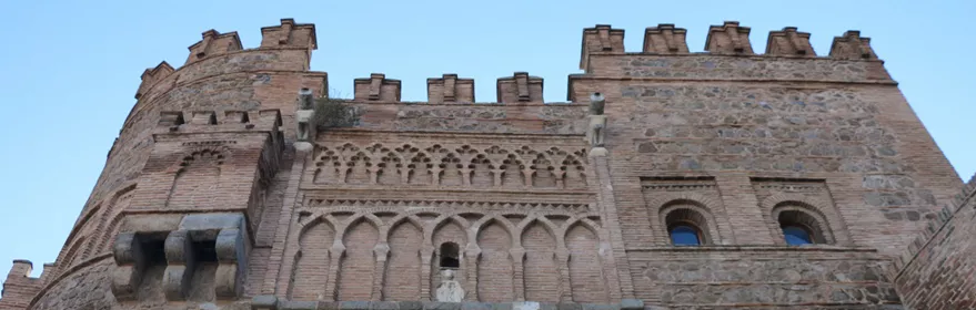 Puerta del Sol de Toledo con muralla mudéjar de ladrillo y piedra