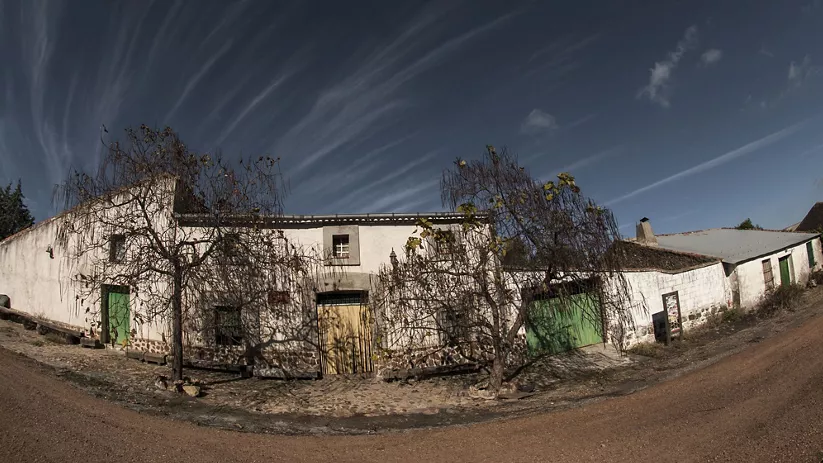 Fachada tradicional de venta rural junto a camino