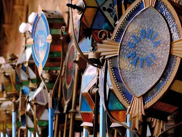 Faroles decorativos de colores alineados en interior.