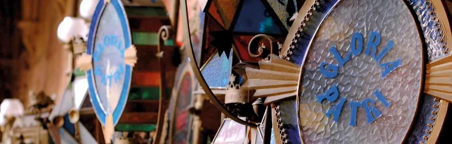 Faroles decorativos de colores alineados en interior.