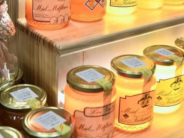 Tarros de miel artesanal en tienda gourmet.