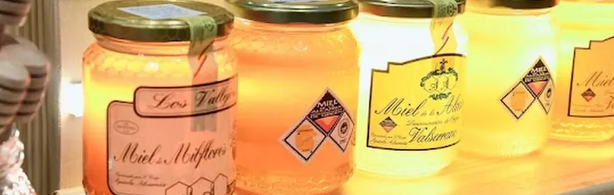 Tarros de miel artesanal en tienda gourmet.