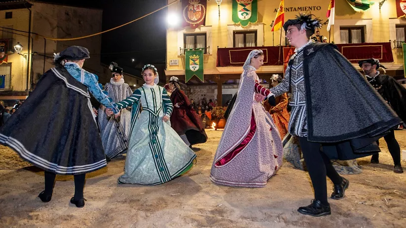 Danzas tradicionales en fiesta histórica.
