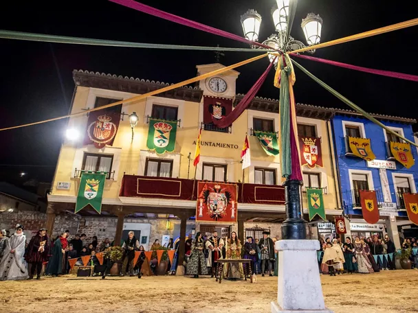 Fiesta histórica nocturna en plaza mayor.