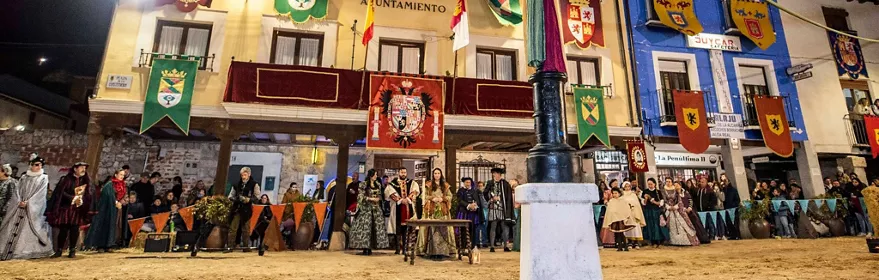 Fiesta histórica nocturna en plaza mayor.