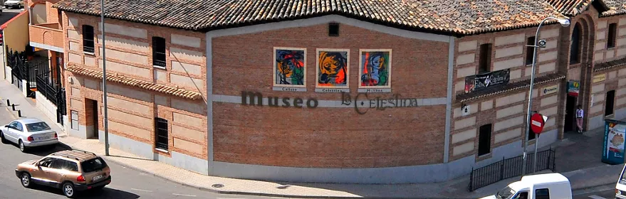 Edificio de ladrillo junto a una rotonda con fuente
