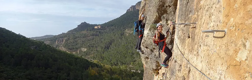Escalada equipada sobre pared vertical