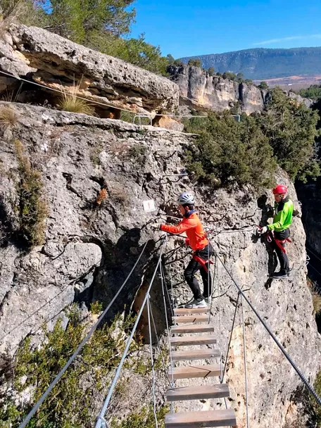 Paso aéreo sobre desfiladero rocoso