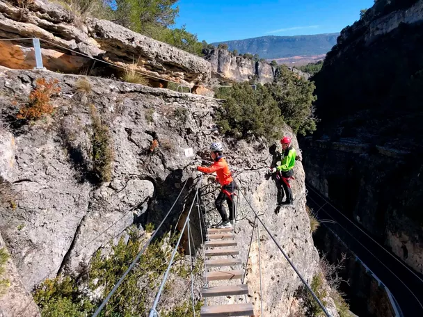 Paso aéreo sobre desfiladero rocoso