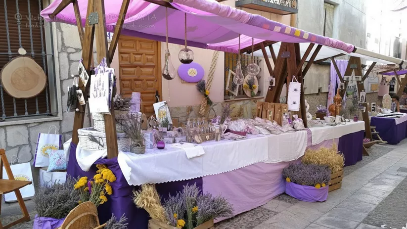 Puesto artesanal decorado con flores secas.