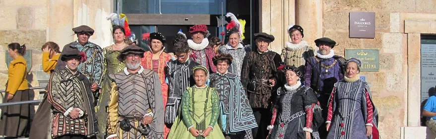 Grupo con trajes históricos en evento cultural.