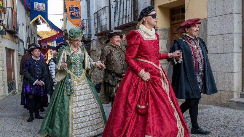 Desfile con vestimenta renacentista tradicional.