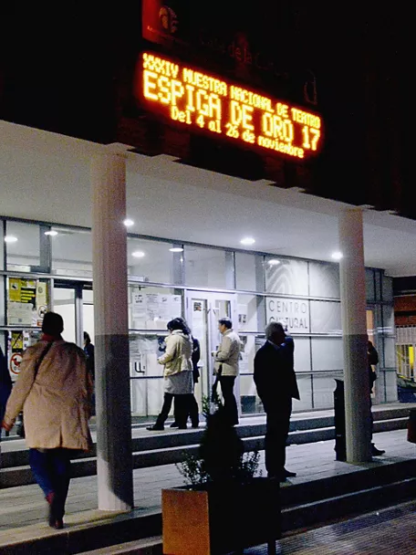 Entrada a centro cultural con programación teatral.