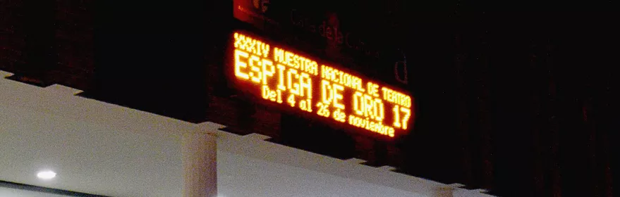 Entrada a centro cultural con programación teatral.