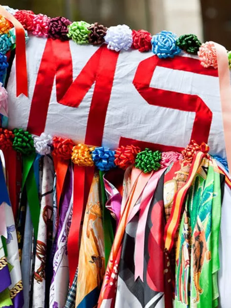 Figura decorada con telas y cuernos durante una celebración popular.