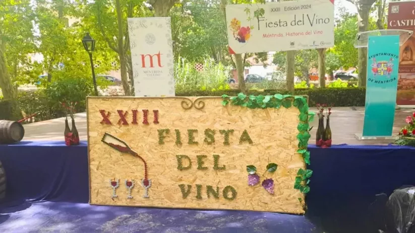 Cartel decorativo de una fiesta del vino instalado en un espacio al aire libre.