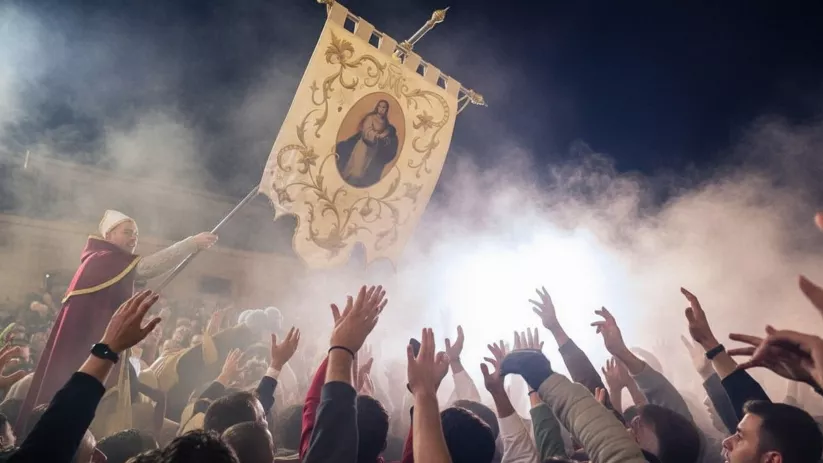 Jinete con estandarte ante público con humo y brazos alzados.