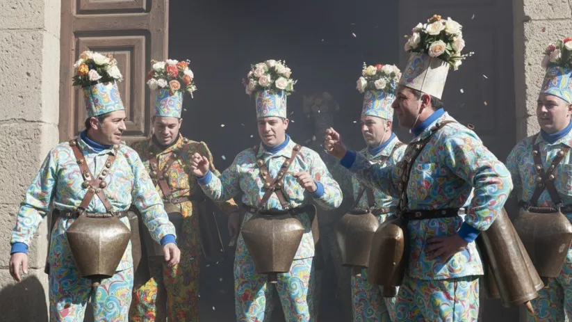 Endiablados saliendo de la iglesia con flores y cencerros