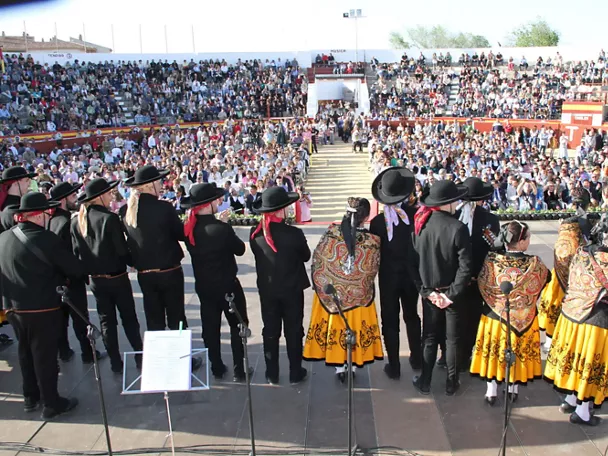 Grupo folklórico ante una plaza llena