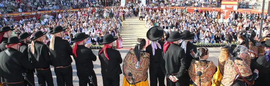 Grupo folklórico ante una plaza llena