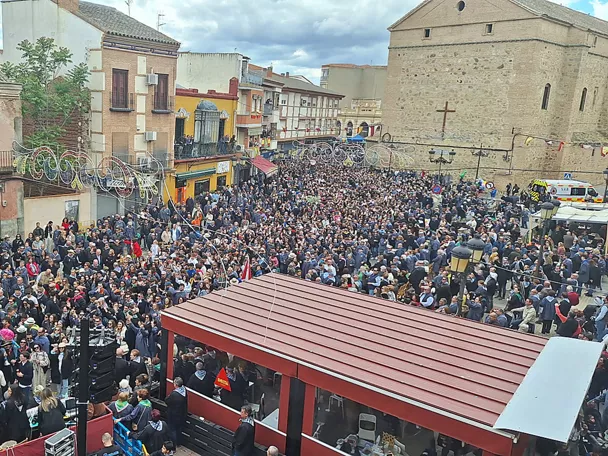 Multitud reunida en una plaza durante una celebración