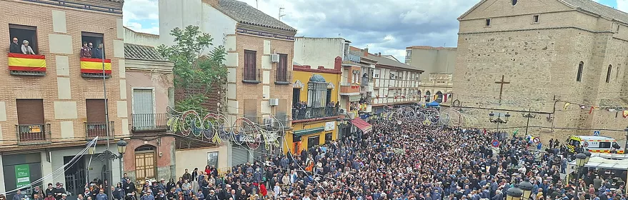 Multitud reunida en una plaza durante una celebración