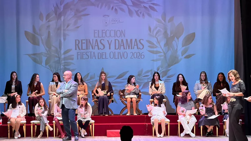 Acto de elección con jóvenes sentadas en un escenario