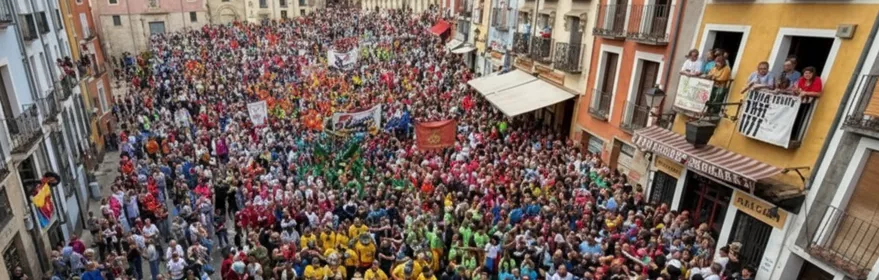 Multitud festiva llena una plaza histórica