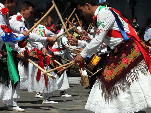 Baile tradicional con palos cruzados.