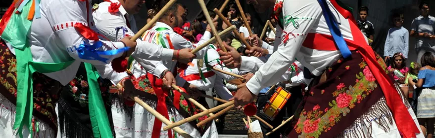 Baile tradicional con palos cruzados.