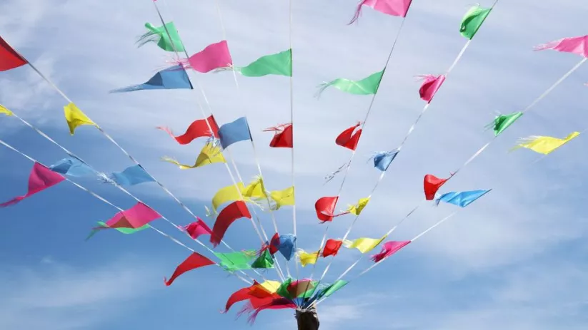 Banderines de colores como elemento festivo