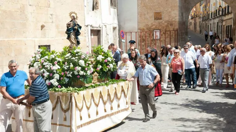 Procesión religiosa con imagen mariana durante fiesta patronal