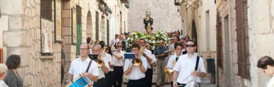 Procesión tradicional por calles históricas con banda de música y vecinos