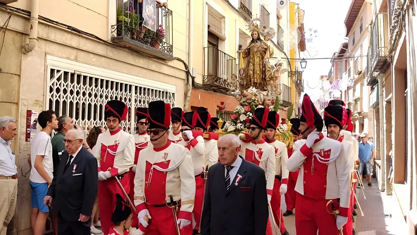 Procesión popular con trajes tradicionales.