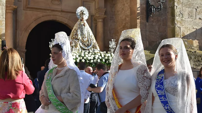 Tres jóvenes con mantilla en una celebración religiosa