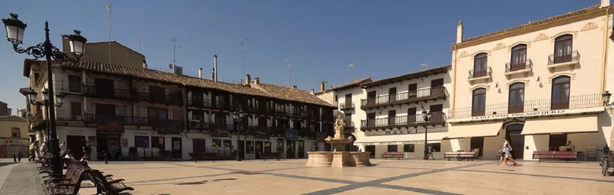 Plaza amplia con bancos y fuente central