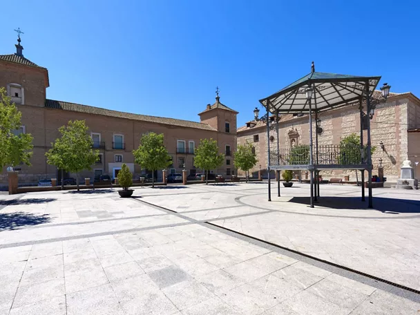 Plaza amplia con templete y edificios históricos