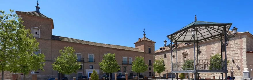 Plaza amplia con templete y edificios históricos
