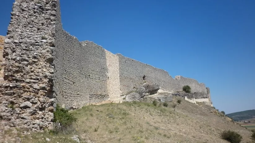 Imagen panorámica de la tercera muralla del Castillo de Atienzaa