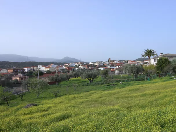 Vista del pueblo entre prados verdes y casas blancas