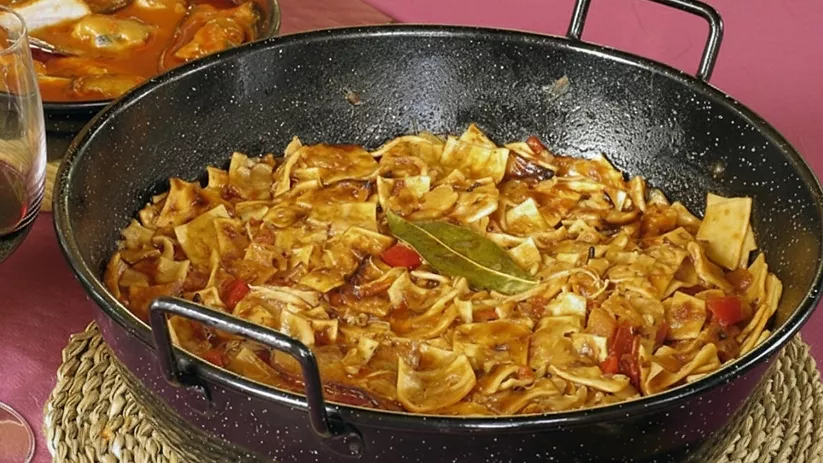 Gazpacho manchego con torta cenceña