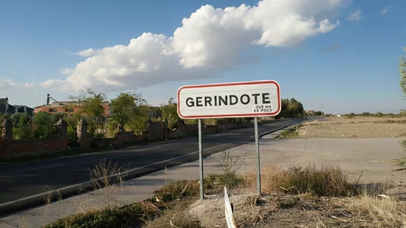Señal de entrada a un pueblo junto a carretera