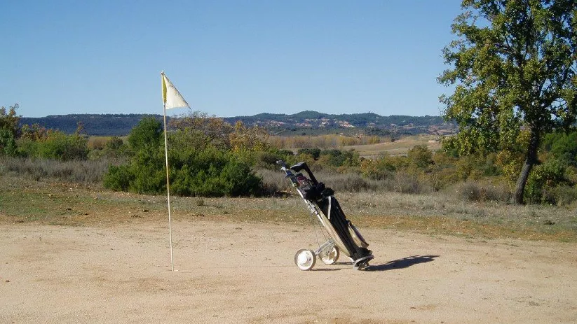 Bandera junto a green rústico