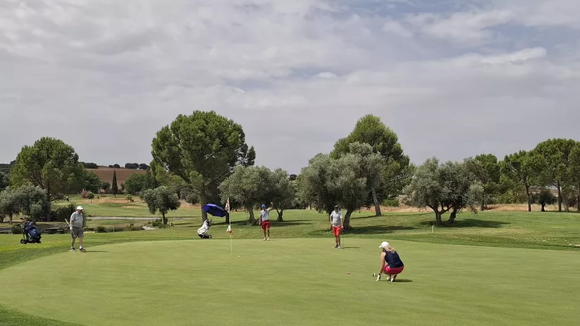 Jugadores preparando el putt