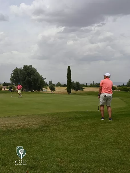 Green con jugadores y bandera