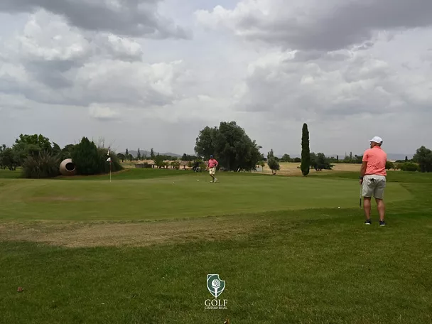 Green con jugadores y bandera