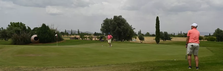 Green con jugadores y bandera