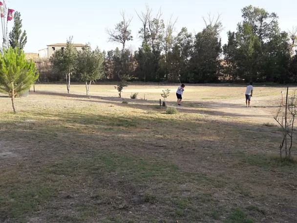 Campo de golf rústico con jugadores al aire libre